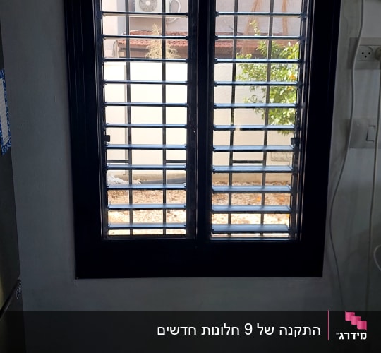 חלון עם סורגים מאלומיניום